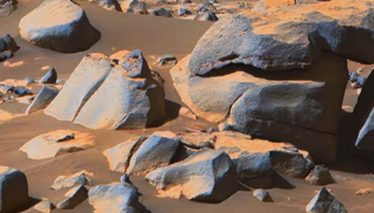Cosa succede sul suolo marziano? C'è chi ha visto qualcosa di anomalo... (captured) - www.curiosauro.it