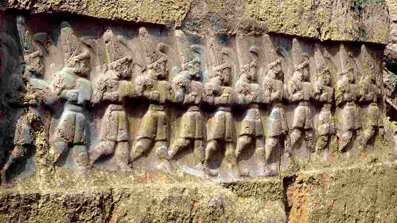 La processione delle divinità ittite nel rilievo scultoreo del santuario (wikipedia) - www.curiosauro.it
