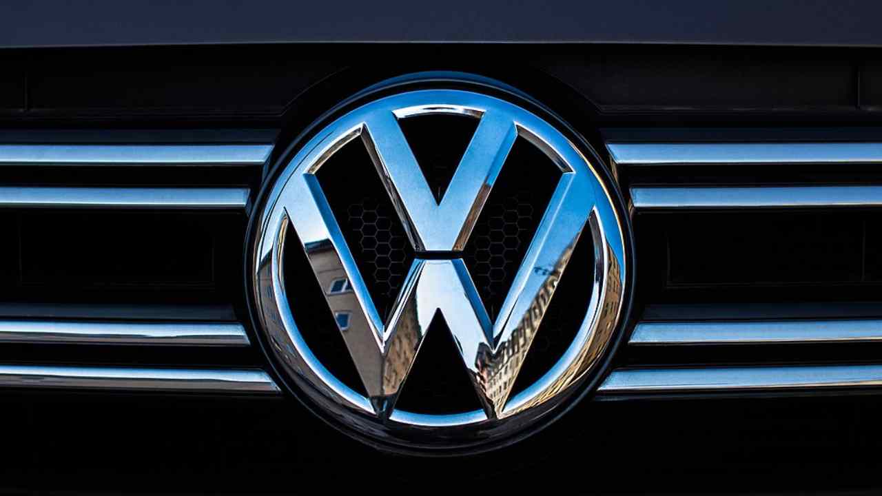 Volkswagen, il simbolo della casa automobilistica (Pixabay) - curiosauro.it