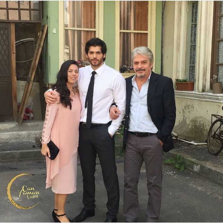 Can Yaman e genitori 