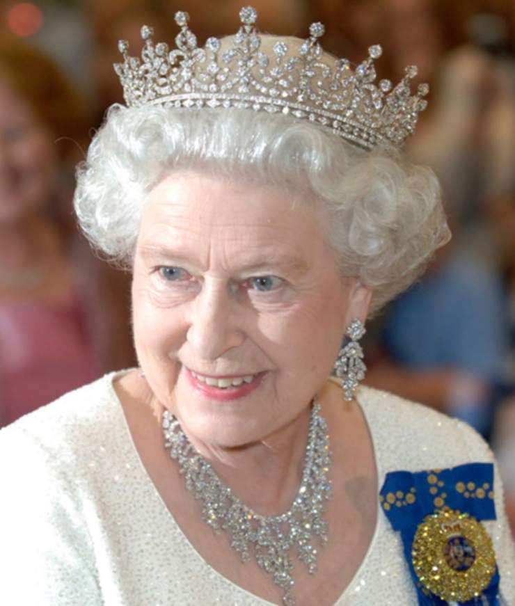 Regina Elisabetta con corona