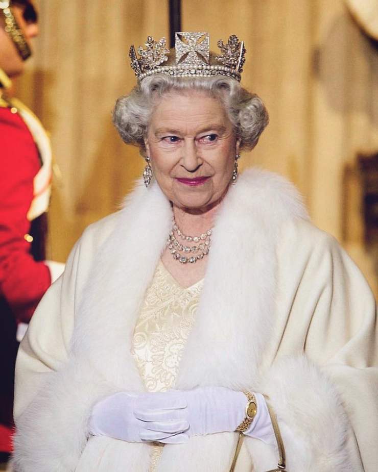 Regina Elisabetta con corona 