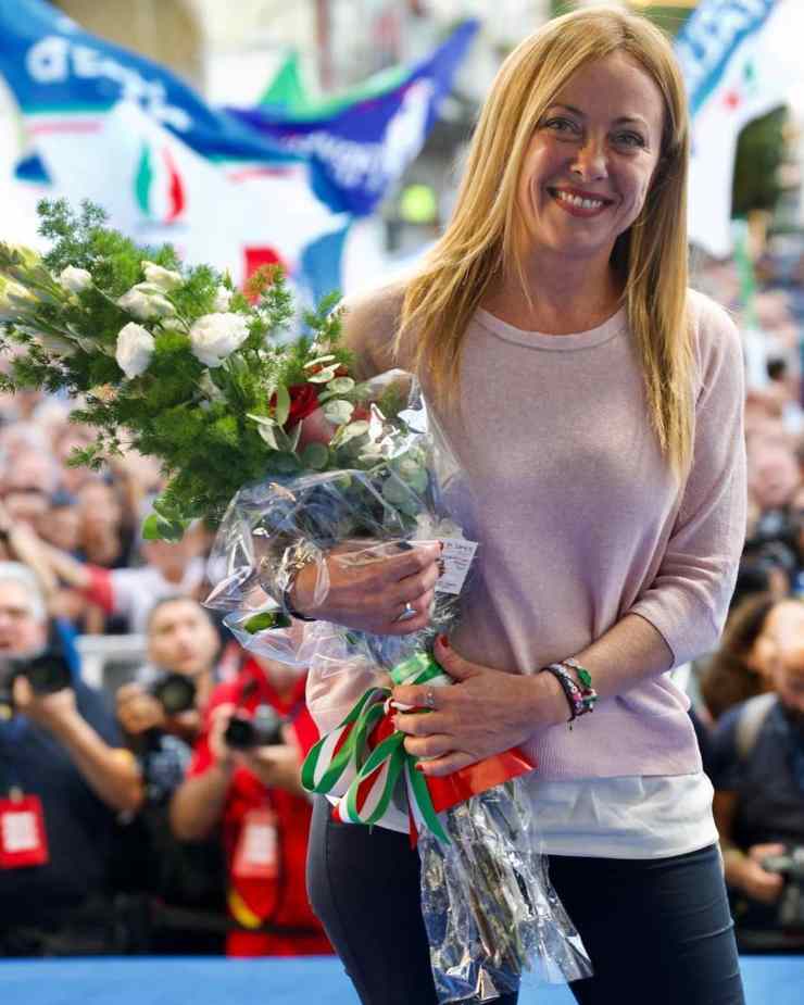 Giorgia Meloni con mazzo di fiori 