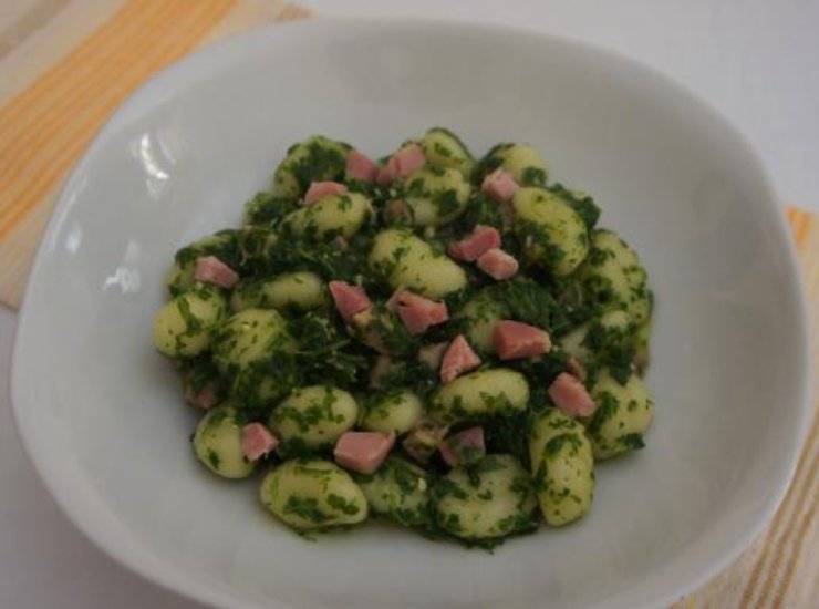 Gnocchi al pesto di rucola con prosciutto cotto 