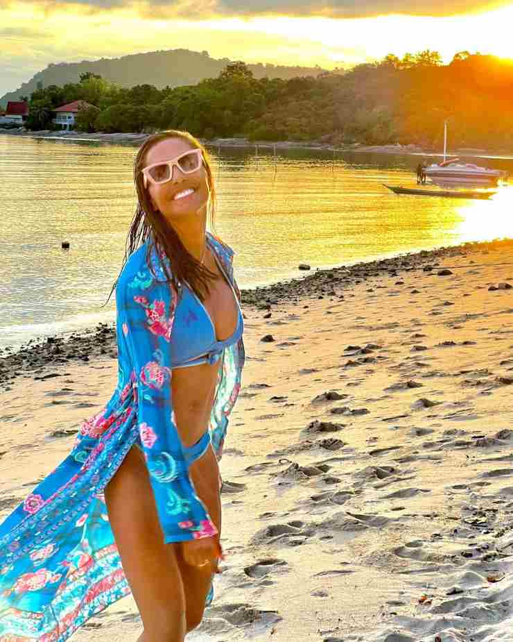 Juliana Moreira in bikini 