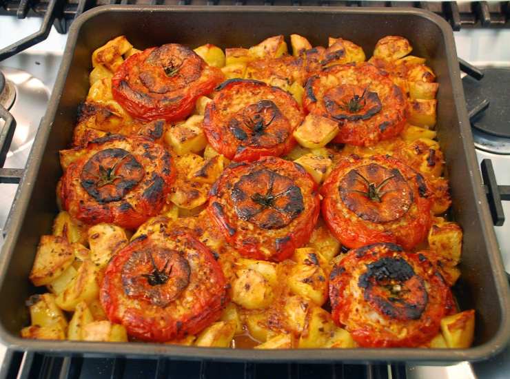 Pomodori ripieni al forno con patate