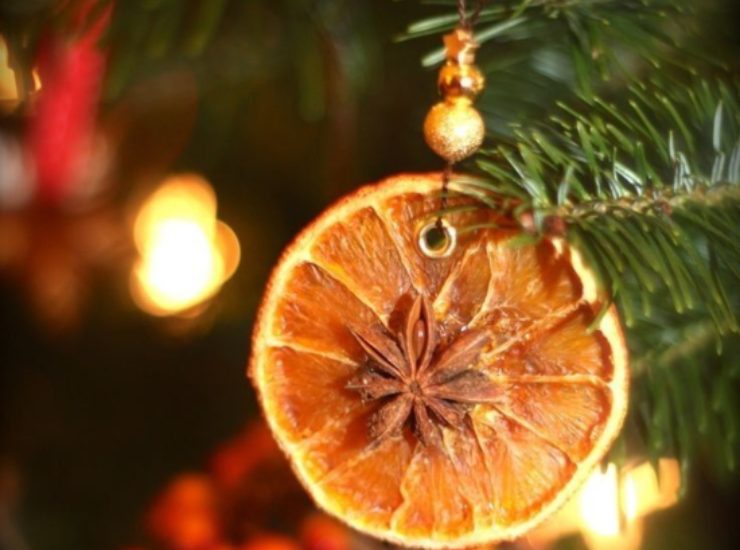 Bucce d'arancia come decorazioni natalizie 