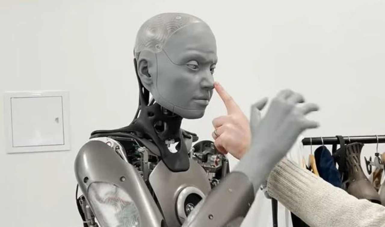 Робот хотевший стать человеком. Робот Ameca. Humanoid Ameca. Человекоподобный робот. Робот андроид.