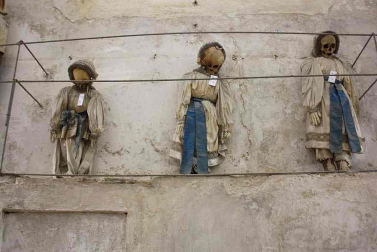Le piccole mummie nelle Catacombe dei Cappuccini di Palermo 