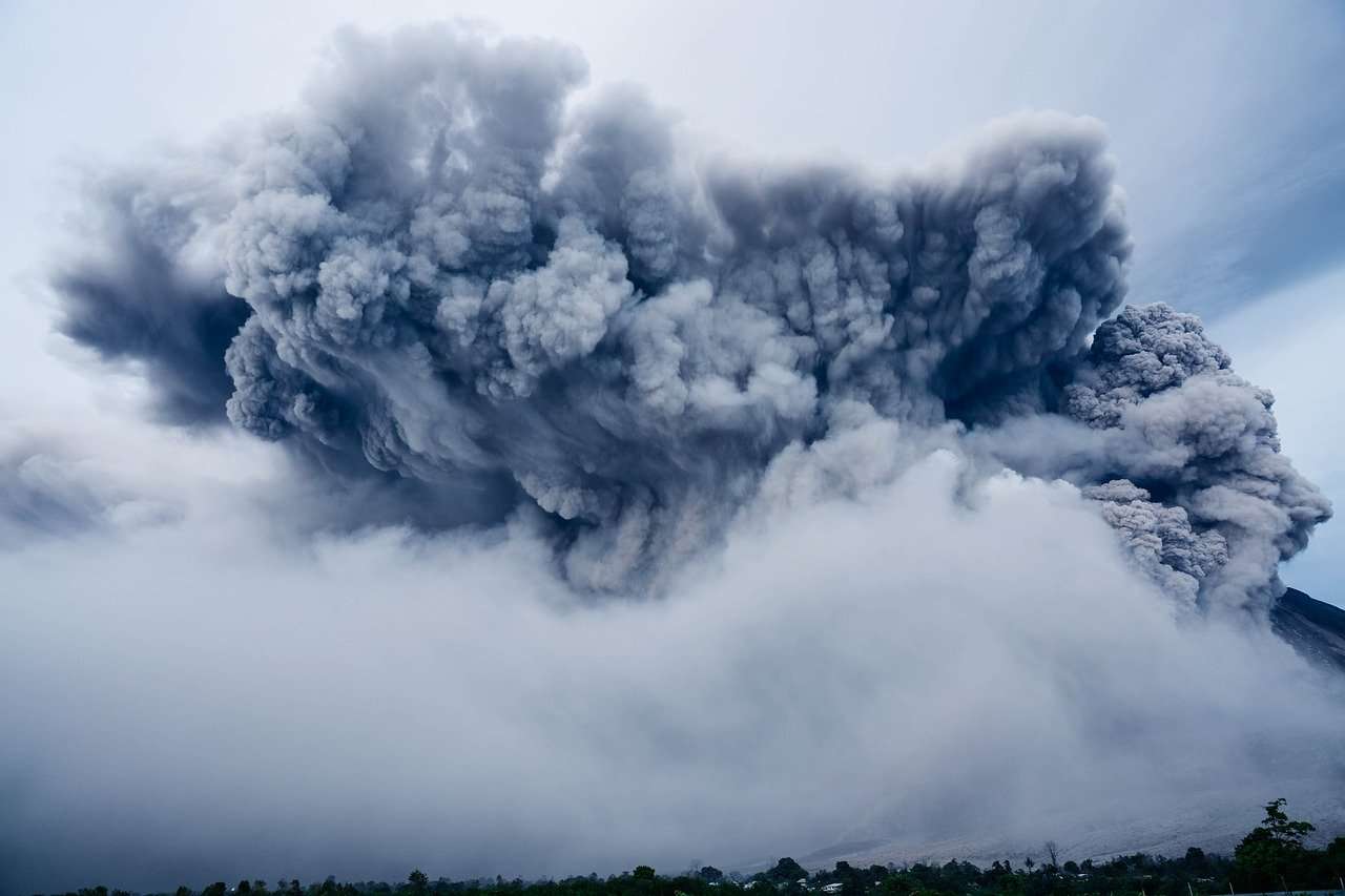 Tonga, eruzione vulcanica sottomarina, danni per metà pianeta curiosauro.it 19012022