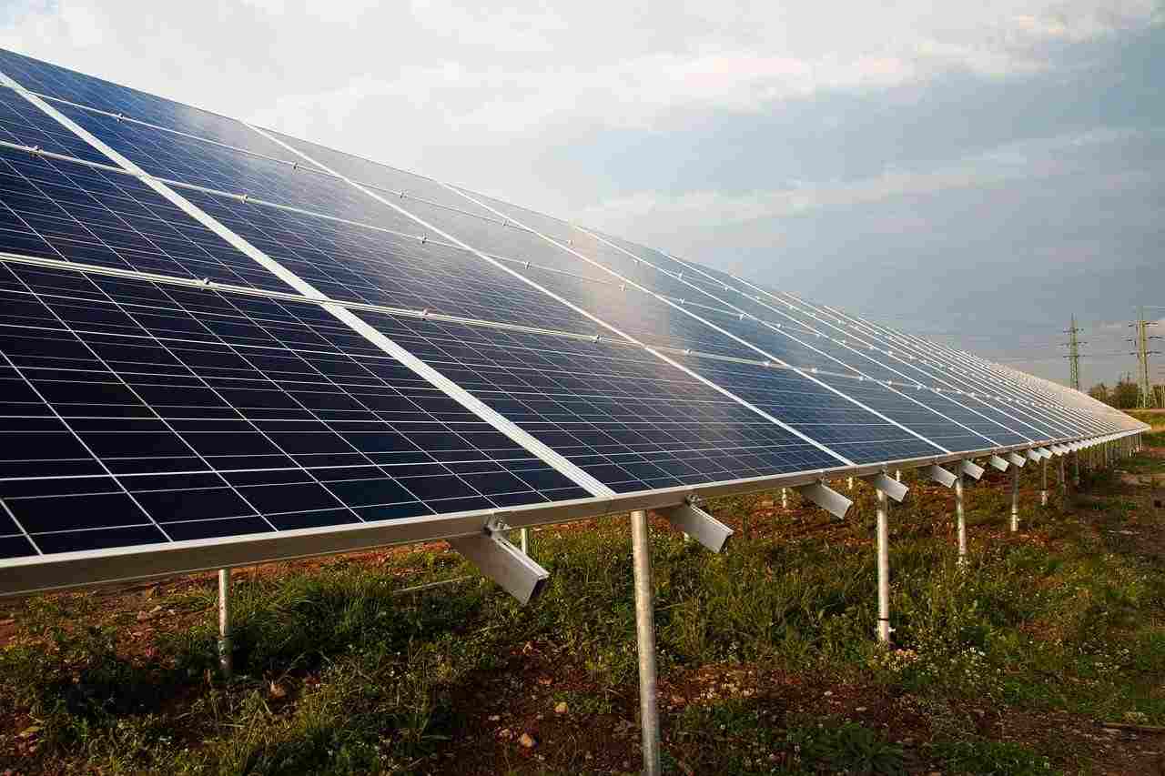 Agrivoltaico-per-la-produzione-di-energia-senza-fare-male-allambiente-curiosauro.it-280222