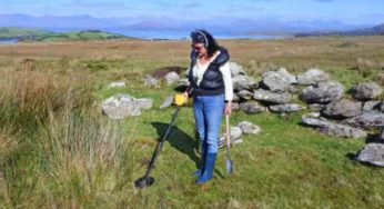 Un metal detector scova delle teste d’ascia risalenti all’Età del Bronzo