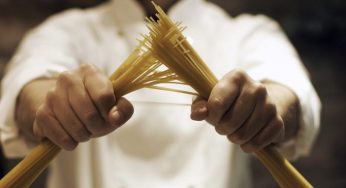 Gli scienziati stanno studiando perché gli spaghetti si incurvano