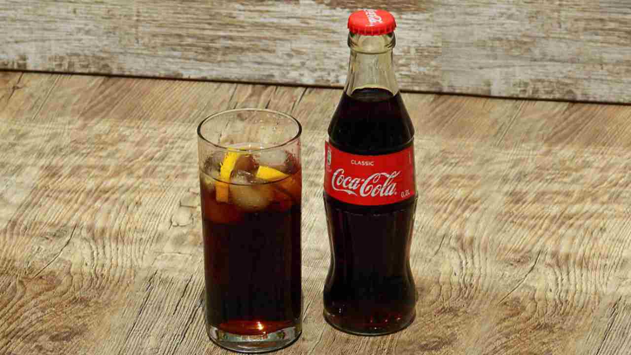 Quello che succede davvero al tuo corpo quando bevi la Coca Cola…