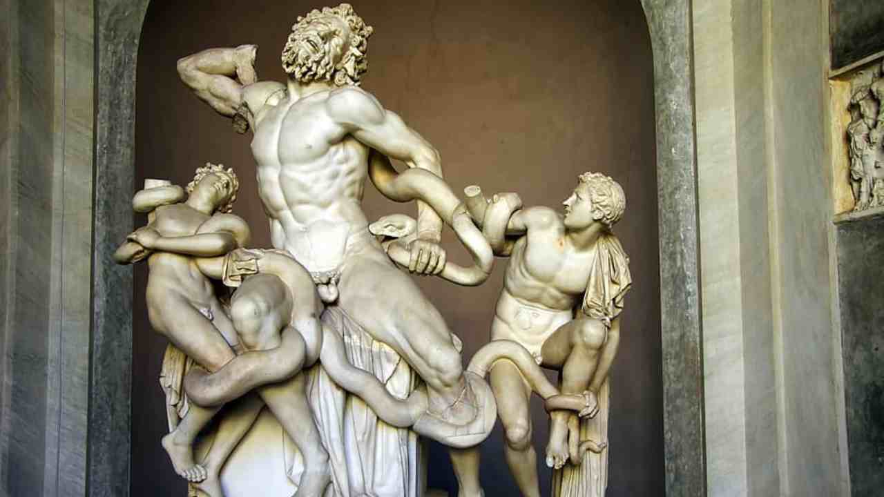 Il celebre Gruppo del Laocoonte, una scultura ellenistica della scuola rodia conservata a Roma (Commons license) - www.curiosauro.it