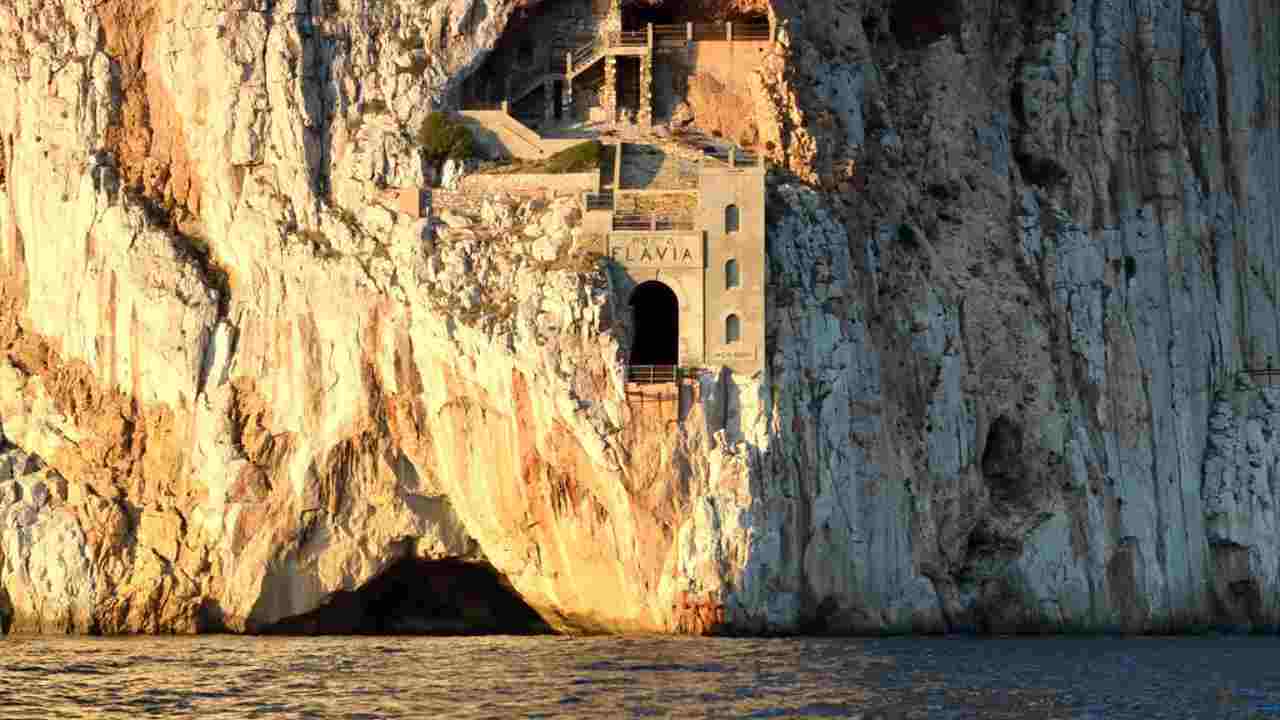 Un'immagine del Porto Flavia in Sardegna (Flickr) - www.curiosauro.it