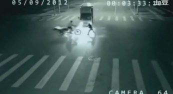 Un uomo in moto sta attraversando un incrocio e poi…