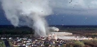 filmare da vicinissimo-Il devastante tornado che ha colpito Andover in Kansas, USA (captured) - www.curiosauro.it