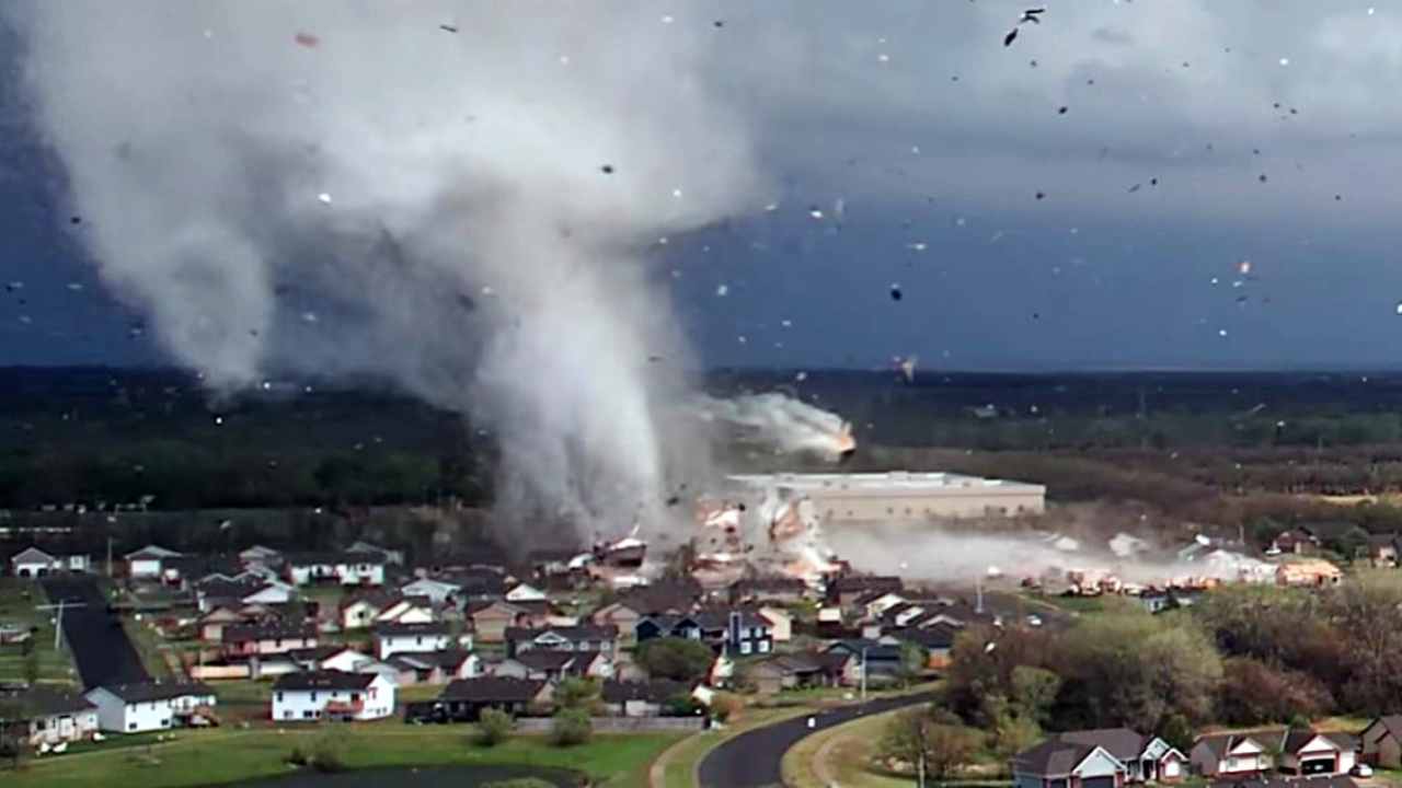 filmare da vicinissimo-Il devastante tornado che ha colpito Andover in Kansas, USA (captured) - www.curiosauro.it