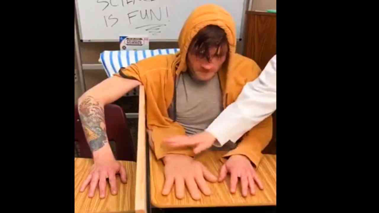 L’illusione della mano di gomma | Guarda come reagisce la mente umana a questo esperimento [VIDEO]