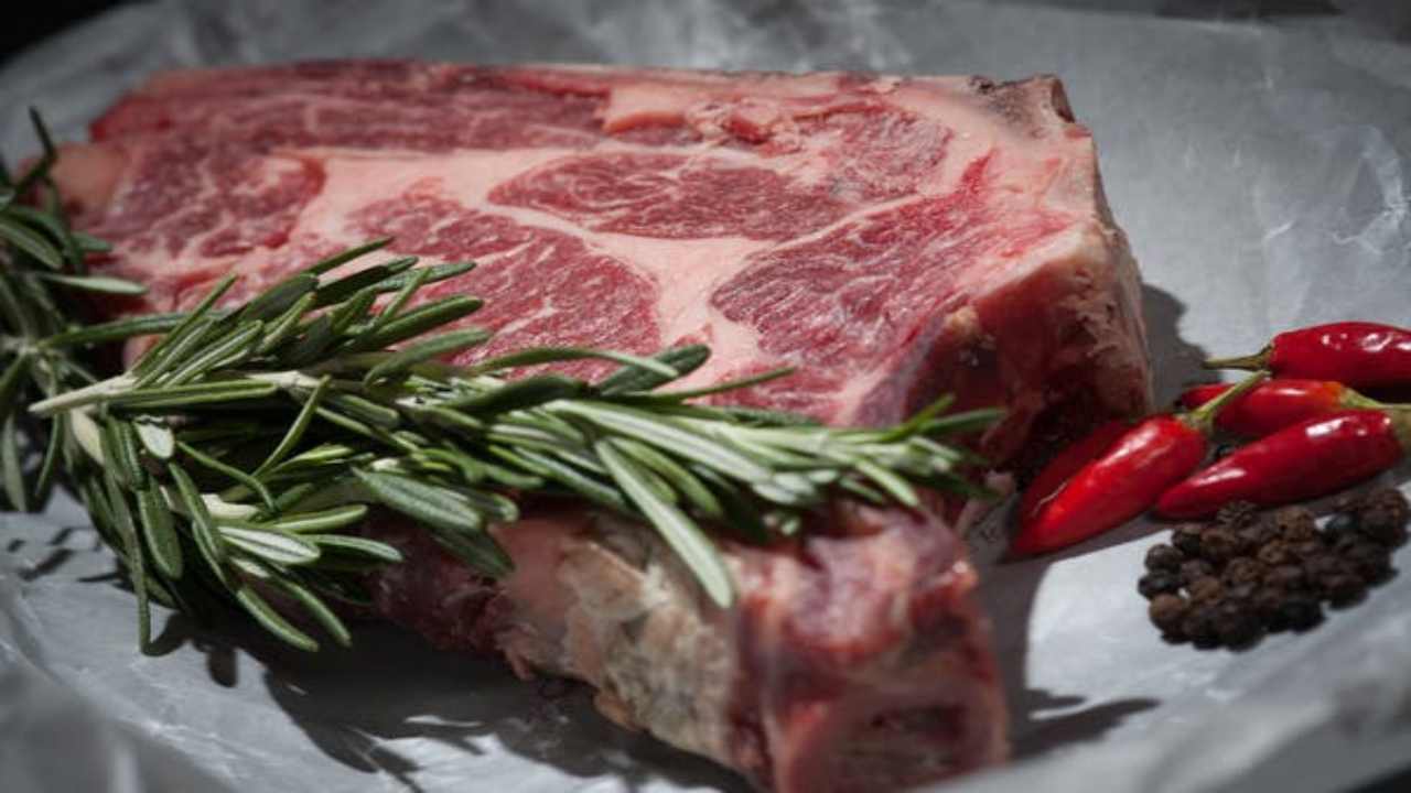 Carne rossa: lo avevamo detto che fa malissimo, ecco la conferma definitiva- curiosauro.it- 240622