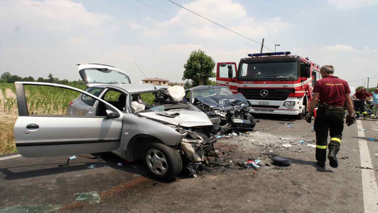 Incidenti stradali causati da distrazioni - (polizialocale) - 20220611-www.curiosauro.it