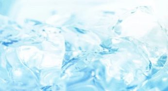 Non solo acqua, ecco cosa mettere nei cubetti del ghiaccio per alleviare i fastidi
