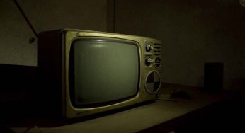 Anche tu ti addormenti con la TV accesa? Ecco perché non dovresti farlo mai più