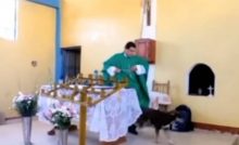 Sacerdote prende a calci un cane in chiesa