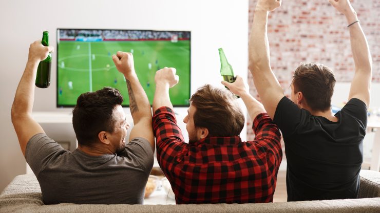 Por qué los hombres aman tanto el fútbol? La ciencia responde, alguien  'correrá las pelotas'