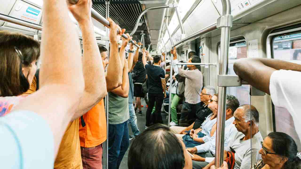 persone in metro