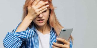 ragazza al cellulare