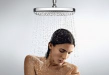 Lavarsi sotto la doccia
