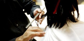 Parrucchiere che taglia i capelli