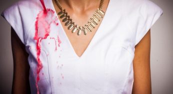 Macchie di vino: sono 4 i metodi per toglierle in modo definitivo, gli altri meglio evitarli!