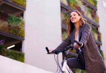 Donna in bicicletta