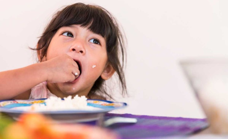 Il motivo per cui i bambini mangiano con le mani