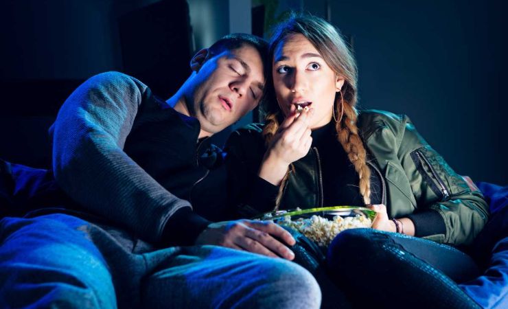 Perché il partner si addormenta guardando film insieme