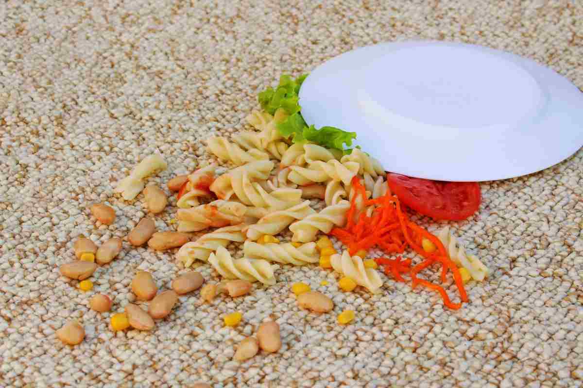 Cosa si rischia a mangiare il cibo caduto sul pavimento
